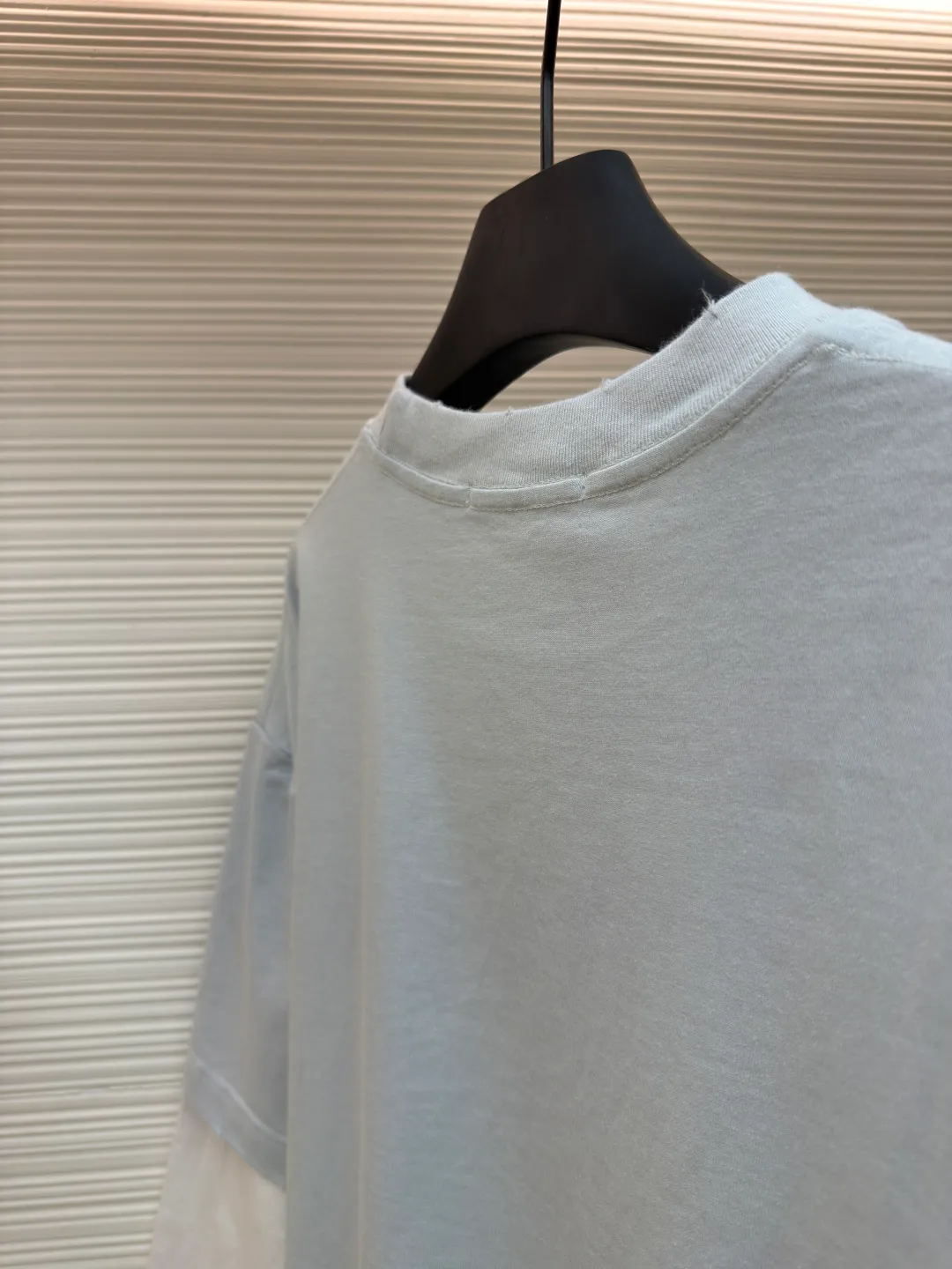 Acne Studios coin letter fake two-piece long sleeves ●Authentic product: purchased and developed by 2319 ●Item number: 1680854-A50 ●Fabric: long-staple cotton fabric ●Technology: positioning cutting machine ●Version: loose version ●Weight: about 375 grams ●Size: S-M-L-XL ●Description: High-density 60-count 100% long-staple cotton, light and crisp! It is breathable and soft and creates a fake two-piece effect that is very fashionable on the upper body. It creates a relaxed and casual feeling and the hem hangs naturally, which is a perfect crotch-covering artifact. The hem is a simple double-stitched hem! The irregular distressed and frayed colors echo the collar and cuffs, the overall alignment is straight and delicate, the fabric is comfortable and soft, and the color is consistent with no color difference. It can be matched with the same style to create a fashionable look, and can be used in various occasions. Customized accessories, complete with three standards, same style for men and women!